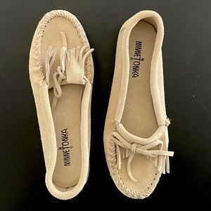 Minnetonka Moccasin ‘Kitty’ neutral tan suede NWOT NEVER WORN (details👇 below)